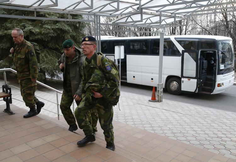 OSCE. En gruppe OSCE-observatører forlader en bus i det østlige Ukraine i midten af marts. Observatørerne er ikke de samme som dem, der er blevet kidnappet i Slavjansk. 