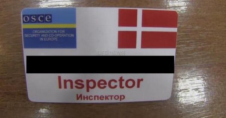 Fredsmission. Et af de ID-kort fra den tilfangetagne danske OSCE-observatør, som russisk tv har offentliggjort. Politiken har valgt at maskere navnet. 
