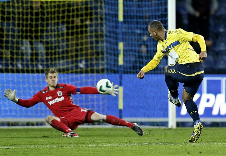 tilbage. Steffen Rasmussen (tv) i aktion i en kamp mod Brøndby. 