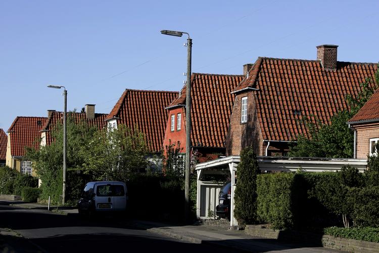 fredet. Boligejere, der bygger til eller renoverer privatboligen med sort arbejdskraft, behøver ikke at frygte Skats nye havekontrol. 