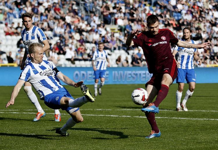 effektiv. AaB's Lukas Spalvis (th) sparker 1-0-målet ind og scorede senere til 2-2 iden medrivende kamp mod OB. 