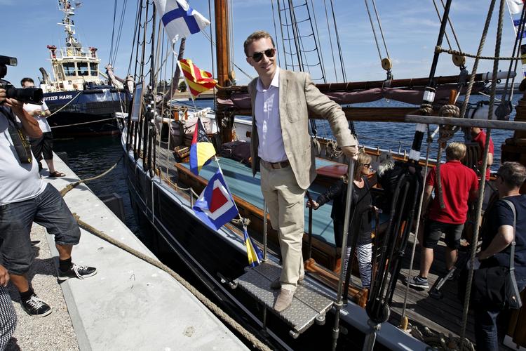 EU. Dansk Folkeparti og spidskandidat Morten Messerschmidt ser ud til at have EU-medvind. Det EU-skeptiske parti har sat kursen mod mindst tre mandater ved det kommende europaparlamentsvalg, hvis man skal tro en ny Megafon-meningsmåling. 