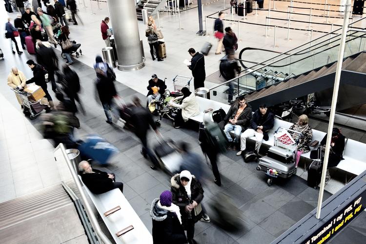 Masseslagsmål. Omkring 30 banderelaterede personer tørnede i dag sammen i masseslagsmål i Københavns Lufthavn ved toldslusen i ankomsthallen. OBS: Personerne på billedet har intet med slagsmålet at gøre. 