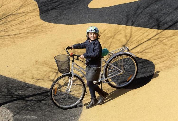 hasarderet. Meretes datter Phillipa blev væltet af racercyklist, og var nær blevet kørt over af bus. 