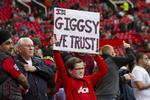 Støtte. Manchester United-fans var med holdets midlertidige træner, Ryan Giggs, i dagen kamp mod Norwich. Kampen var Giggs' første som træner. 