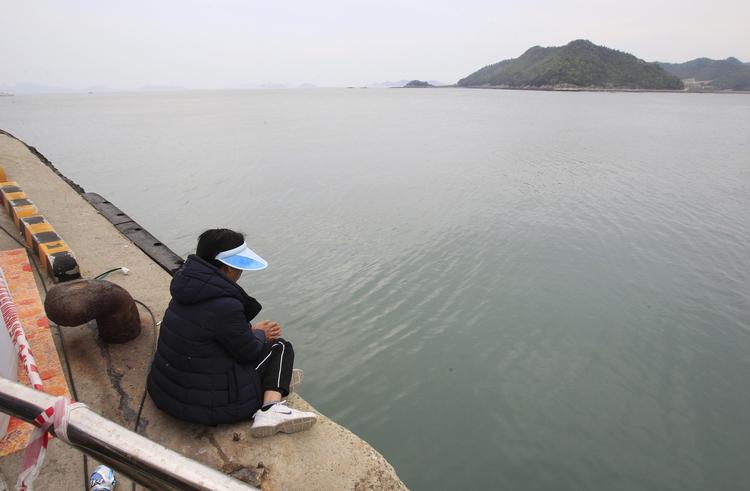 Tragedie. Pårørende til en af passagererne på den forliste færge Sewol venter på nyt. 