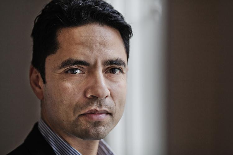 Stress. Det er op til børnefamilierne selv at få dagligdagen til at hænge sammen, mener socialminister Manu Sareen. 