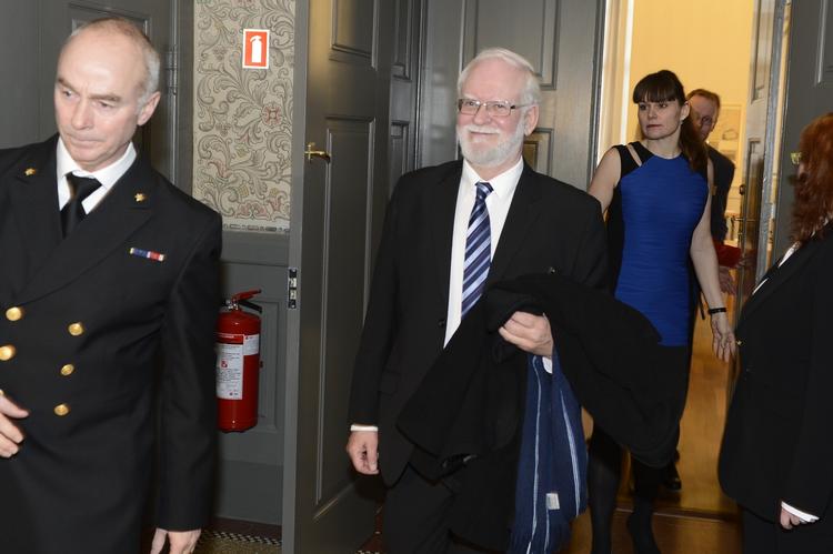 Sikkerhed. Lars Hedegaard nærer ingen illusioner om, at dagens anholdelse af en formodet gerningsmand til skudattentatet mod ham i februard sidste år betyder, at han fremover kan leve et mere »normalt« liv. Men han vil ikke fortælle præcis, hvordan han er omgivet af sikkerhedsfolk i det daglige. 