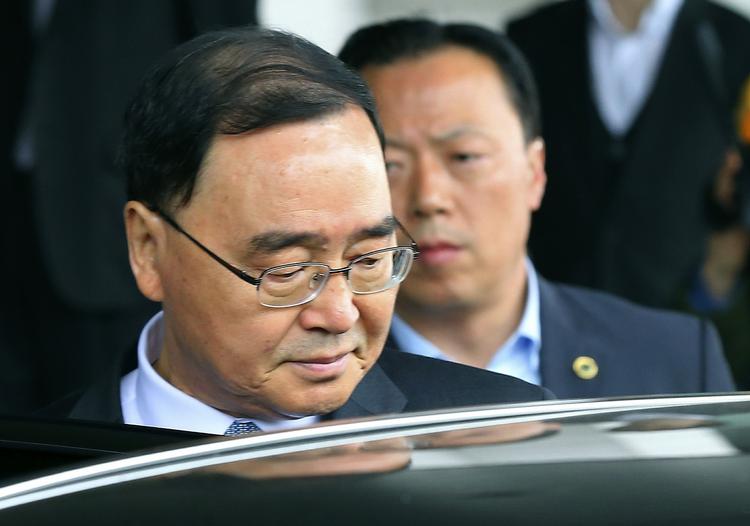 Katastrofe. Sydkoreas ministerpræsident Chung Hong-won tilbyder at trække sig som følge at utilfredsen med myndighedernes håndtering af katastrofen, da færgen 'Sewol' sank. 