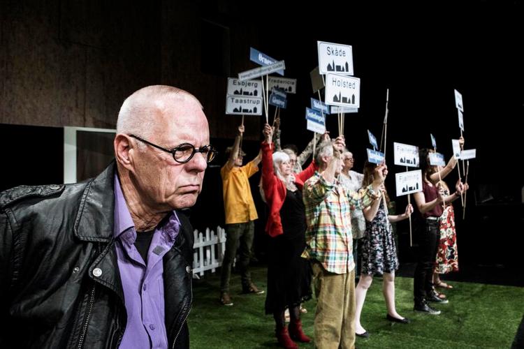 ALMINDELIG. Ejlif Nielsen har boet mange steder i sit liv og fortæller om dem i 'Inde ved siden af', som sætter helt almindelige århusianere på scenen. PR-foto: Anna Marin 