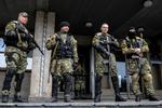 Bortførsel. Separatisterne i den østukrainske by Slavjansk er bevæbnet til tænderne og har indtaget flere bygninger i byen. I en af dem holdes en dansk OSCE-observatør og hand kolleger fangen. Den lokale separatistleder vil ikke udelukke, at han ønsker at bruge gruppen i en fangeudveksling med den ukrainske regering. 