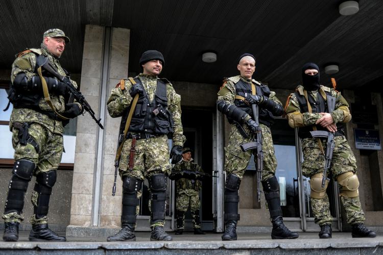 Bortførsel. Separatisterne i den østukrainske by Slavjansk er bevæbnet til tænderne og har indtaget flere bygninger i byen. I en af dem holdes en dansk OSCE-observatør og hand kolleger fangen. Den lokale separatistleder vil ikke udelukke, at han ønsker at bruge gruppen i en fangeudveksling med den ukrainske regering. 