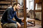 Fordybelse. Lars de Place Bjørn er glad for en branche, hvor der er plads til at fordybe sig i former og følge håndens arbejde fra tegning til færdigt produkt. 