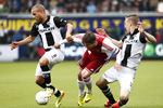 MÅLSCORER. Et mål direkte på frispark af Lasse Schöne (i midten) til 1-0 medvirkede til at sikre Ajax det manglende point. 