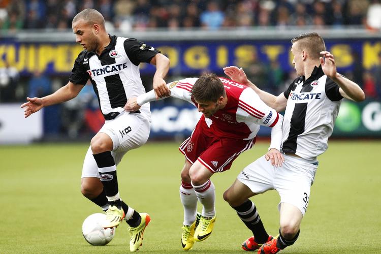 MÅLSCORER. Et mål direkte på frispark af Lasse Schöne (i midten) til 1-0 medvirkede til at sikre Ajax det manglende point. 