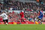 0-1. En kikser af Steven Gerrard sendte Demba Ba (th.) alene igennem til den første scoring. 