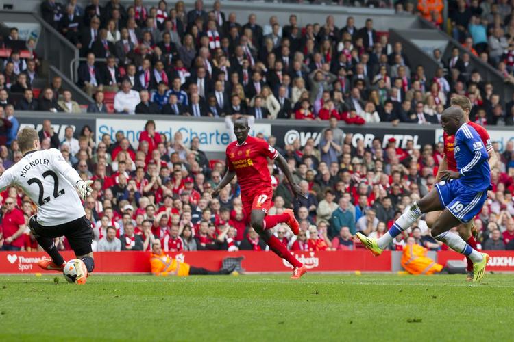 0-1. En kikser af Steven Gerrard sendte Demba Ba (th.) alene igennem til den første scoring. 