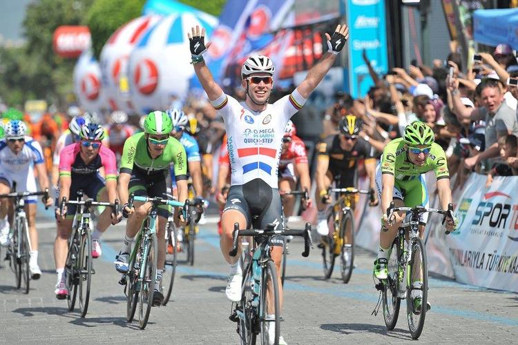 ETAPESEJR. Mark Cavendish suser jublende i mål på 1. etape i Tyrkiet Rundt med klar afstand til Elia Viviani (th) og Theo Bos. Foto: Tour of Turkey/Mario Stiehl. 