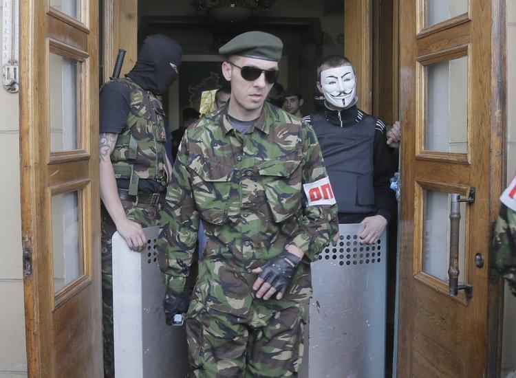 Kontrol. Prorussiske aktivister har overtaget en ukrainsk tv-station i Donetsk og vil sende personalet hjem. Fremover skal der herfra sendes russisk tv, siger en af aktivisterne. 