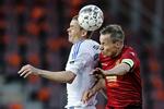 DUEL. FCN-anfører Nicolai Stokholm i en duel med de mange spillere, der er tidligere FCN-spiller, Thomas Kristensen. 