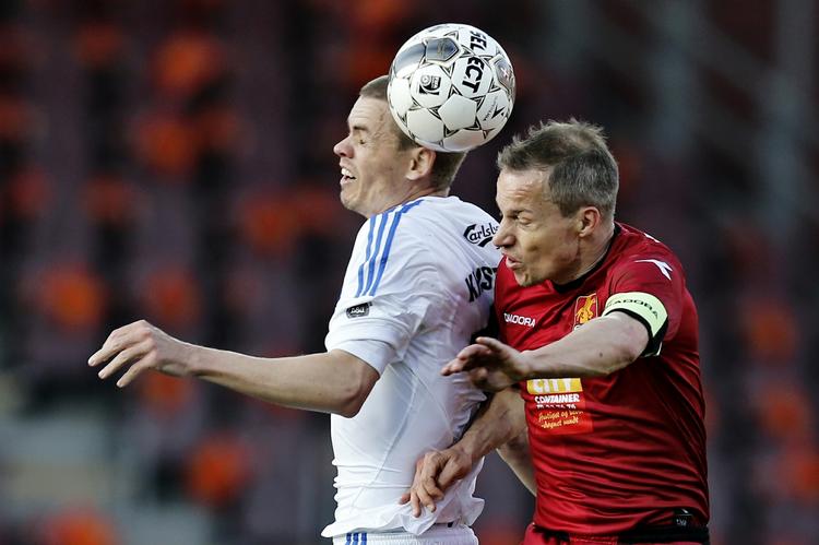 DUEL. FCN-anfører Nicolai Stokholm i en duel med de mange spillere, der er tidligere FCN-spiller, Thomas Kristensen. 