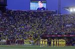 Stilhed. Før dagens kamp mod Villareal mindedes Barcelona-spillerne - nogle med tårer i øjnene - deres afdøde træner Tito Vilanova med et minuts stilhed. 