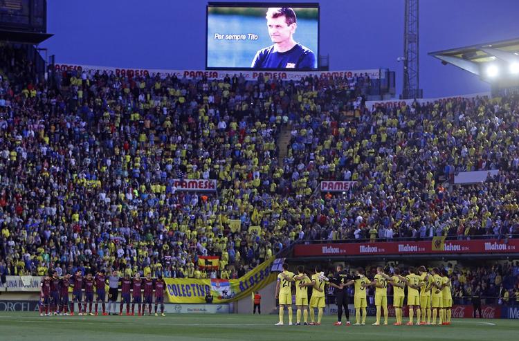 Stilhed. Før dagens kamp mod Villareal mindedes Barcelona-spillerne - nogle med tårer i øjnene - deres afdøde træner Tito Vilanova med et minuts stilhed. 