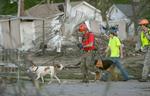 Uvejr. Redningdsfolk med hunde eftersøger huse, der blev ramt af tornado i Baxter Springs i Kansas. 