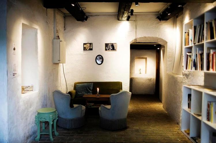 Samlingssted. Et kig ind i Poesiens Hus, da det havde til huse i Gothersgade i København 2010-12. 