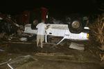 Uvejr. En bilejer betragter sin væltede truck i Mayflower, Arkansas, efter tornadoers hærgen. 