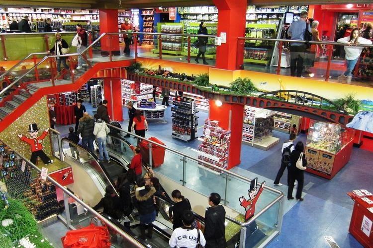LEG. De genåbnede Hamleys-forretninger i Danmark skal indrettes, så de giver kunderne en oplevelse, ligesom når man besøger kædens butik i London. 