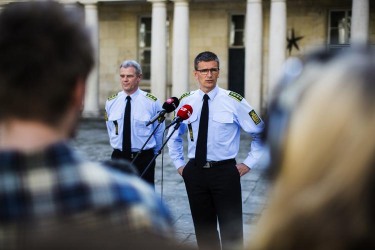 Overfald. Poltiet fortalte på et pressemøde i går, at en 26-årig mand er anholdt for attentatforsøg på forfatteren Lars Hedegaard. 