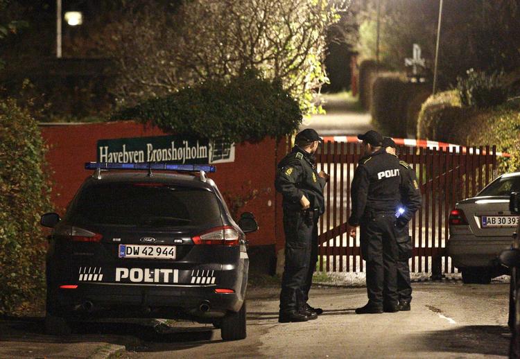 Uvejrsrøvere. Politi ved flugtbilen efter et røveriet mod en vekselerbutik på Frederikssundsvej i Brønshøj under stormen 'Allan'. 