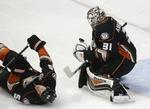 slutspil. Frederik Andersen (th) havde ikke sin bedste dag i Anaheim-målet, men holdet er nu videre i slutspillet. 