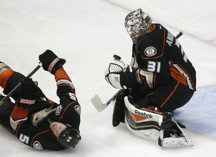 slutspil. Frederik Andersen (th) havde ikke sin bedste dag i Anaheim-målet, men holdet er nu videre i slutspillet. 