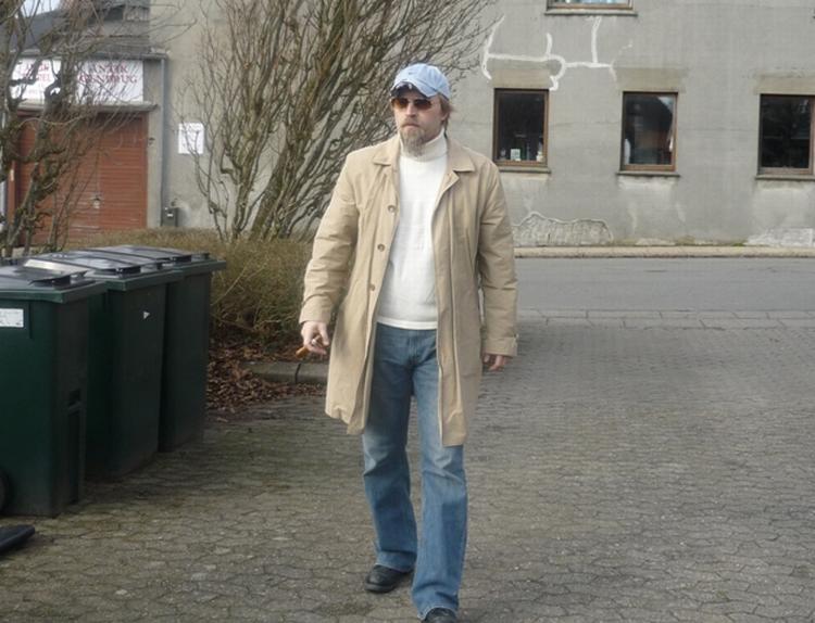 Kioskbasker. Den tidligere Se og Hør-journalist Ken B. Rasmussen har skrevet en bog, der indirekte anklager ugebladet for at bruge ulovlig overvågning. 