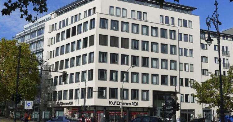 Transport. Det centralt beliggende Ku'Damm 101 kan reserveres via hotellets hjemmeside. Hotellet udbydes også af flere danske rejsearrangører. 