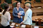 MINISTER. Venstre kræver, at justitsminister Karen Hækkerup personligt sætter sit system i gang med at undersøge sagen om Se og Hørs mulige overvågning af kendte. Hækkerup mener imidlertid, at poliet er de rette til opgaven. 