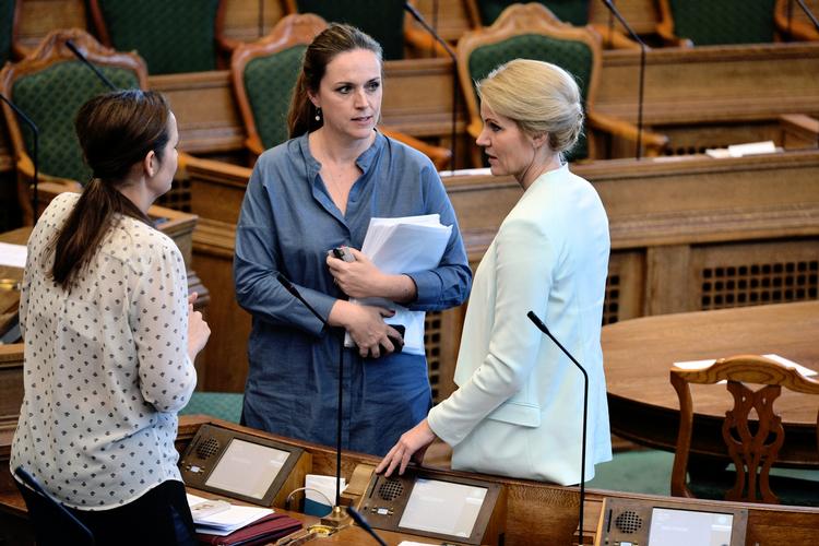 MINISTER. Venstre kræver, at justitsminister Karen Hækkerup personligt sætter sit system i gang med at undersøge sagen om Se og Hørs mulige overvågning af kendte. Hækkerup mener imidlertid, at poliet er de rette til opgaven. 