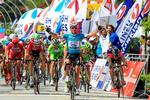 Sejr. Billedet af Mark Cavendish i jubel efter sejr på 2. etape i Tyrkiet Rundt minder en del om det fra i går - blot er spurtkanonen fra Isle of Man nu iført løbets førertrøje, mens han i gårsdagens opvisning bar den britiske mesterskabstrikot. - Foto: Tour of Turkey/Mario Stiehl. 