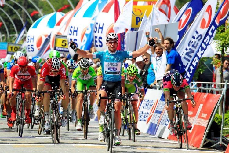 Sejr. Billedet af Mark Cavendish i jubel efter sejr på 2. etape i Tyrkiet Rundt minder en del om det fra i går - blot er spurtkanonen fra Isle of Man nu iført løbets førertrøje, mens han i gårsdagens opvisning bar den britiske mesterskabstrikot. - Foto: Tour of Turkey/Mario Stiehl. 