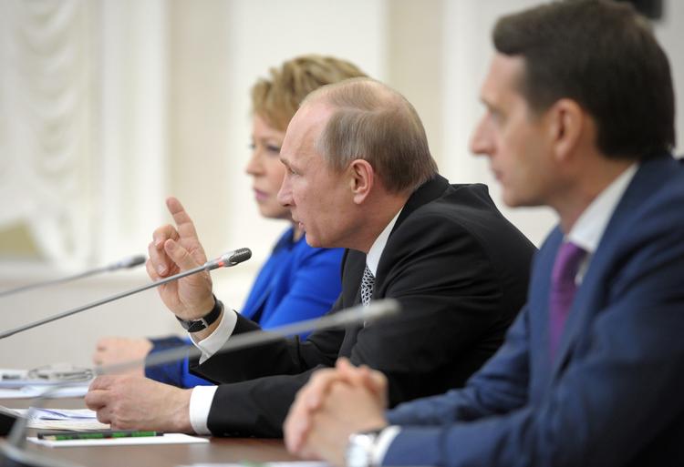 Sanktioner. Ruslands præsident Vladimir Putin mødtes mandag med russiske parlamentarikere. Nu rammes hans nærmeste af nye sanktioner fra EU og USA 