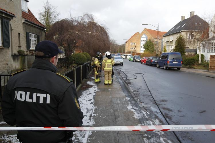 DRABSFORSØG. Politibevogtning af gerningsstedet efter det mislykkede forsøg på at skyde den islamkritiske forfatter og debattør. 