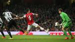 3-0. Arsenals Koscielny lavede det første mål efter 25 minutter, hvor han akkurat fik en lang tå på bolden, da Santi Cazorla sendte et frispark ind foran Newcastles målmand Tim Krul. 