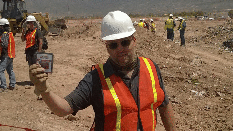 OPGRAVET. Filminstruktøren Zak Penn med en af de sagnomspundne 'E.T.'-kassetter, der var gravet ned i New Mexico. Nu kan du se, hvordan opgravningen foregik. (Foto: PR/Microsoft) 