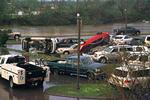Vejrkræfter. Skadede biler ligger tilbage efter tornadoers hærgen i Louisville i Missouri. 