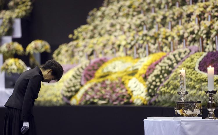 Sorg. Sydkoreas præsident, Park Geun-hye, viser i dag sin respekt for de døde efter færgeforlis. 