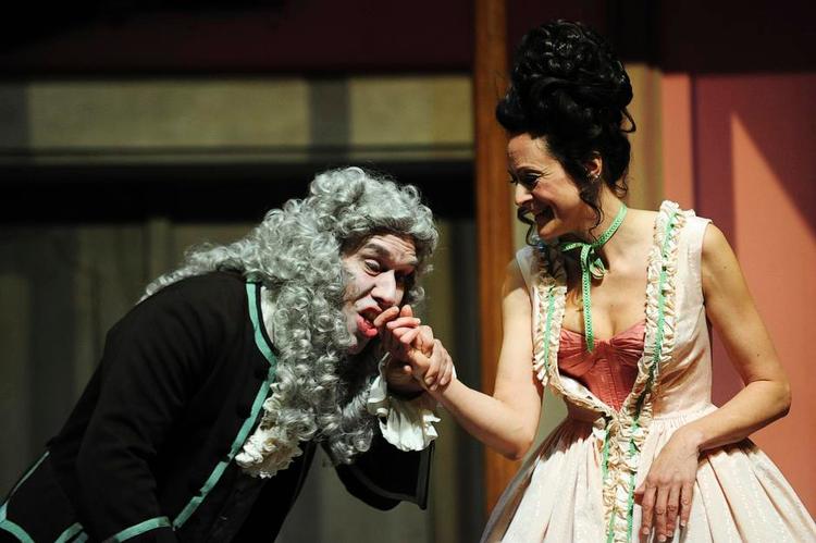 Gammel gris. Morten Staugaard (Bartolo) med gummiansigtet i savlende clinch med Liv Oddveig Midtmageli (Rosina). 