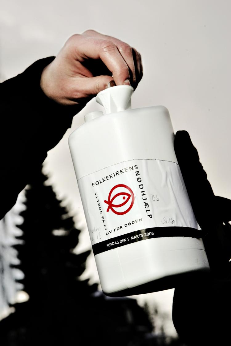 Hov. Flere Big Brother-seere blev snydt til at donere 150 kroner til Folkekirkens Nødhjælp, da de stemte på Big Brother-deltageren Nirvana under weekendens finaleshow. 