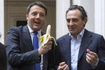 støtte. Den italienske premierminister, Matteo Renzi (tv), får sig en banan sammen med den italienske landstræner, Cesare Prandelli,  i solidaritet med Dani Alves og andre, der udsættes for racisme. 